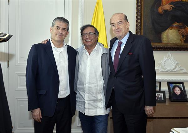 Fotografía cedida por la Presidencia de Colombia que muestra al mandatario Gustavo Petro y al canciller Álvaro Leyva Durán (d), mientras posan junto al embajador de Israel en el país, Gali Dagan (i), durante una reunión en la Casa de Nariño en Bogotá.Fotografía cedida por la Presidencia de Colombia que muestra al mandatario Gustavo Petro y al canciller Álvaro Leyva Durán (d), mientras posan junto al embajador de Israel en el país, Gali Dagan (i), durante una reunión en la Casa de Nariño en Bogotá.