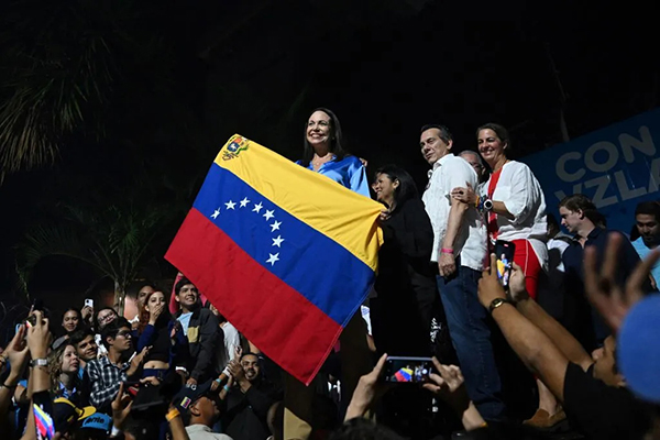 María Corina Machado arrasa en las primarias de la oposición en Venezuela y se convierte en la candidata presidencial que desafiará al PSUV en 2024. La oposición busca unirse en una “gran alianza nacional” para enfrentar a Maduro.