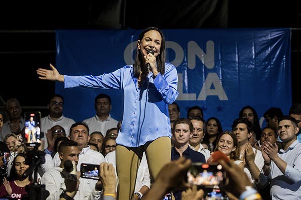 María Corina Machado celebra junto a aliados y seguidores los resultados logrados en los comicios.