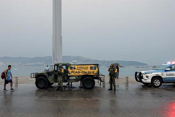 Soldados del Ejército mexicano vigilan como parte de las medidas ante la inminente llegada del huracán Otis, en Acapulco.