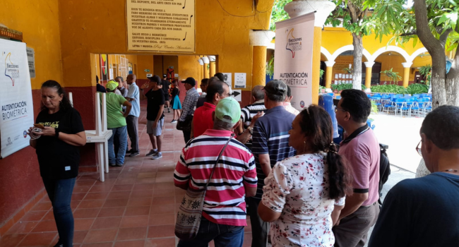 Votantes acuden en masa a la Institución Educativa Hugo J Bermúdez