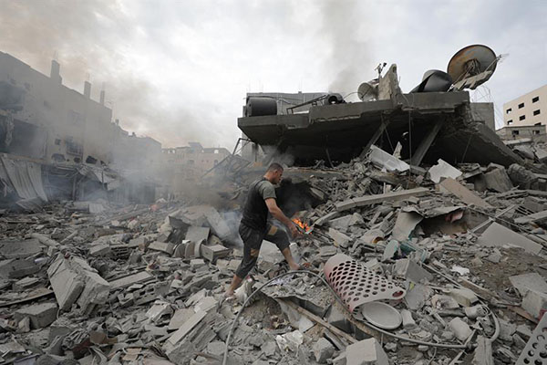 Un palestino inspecciona las ruinas del edificio destruido por los ataques aéreos israelís en Gaza.