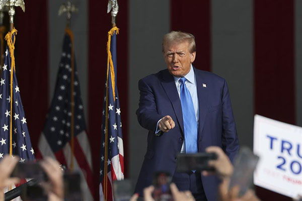 El expresidente estadounidense Donald Trump saluda a la multitud antes de hablar durante un evento de Trendsetter Engineering en Houston, Texas.