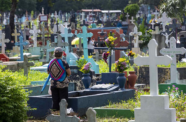 Los nicaragüenses acuden a los cementerios para visitar las tumbas de familiares fallecidos y dejan ofrendas florales, para conmemorar el día de los muertos.