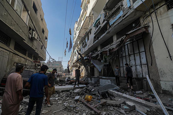 Los lugareños examinan la destrucción tras los ataques aéreos israelíes en el barrio de Al Zaitun de la ciudad de Gaza.