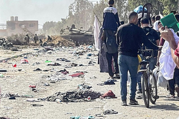 Los palestinos salen hacia el sur de la Franja de Gaza a través de un puesto de control del ejército israelí, a lo largo de la calle Salah al-Din en Bureij.