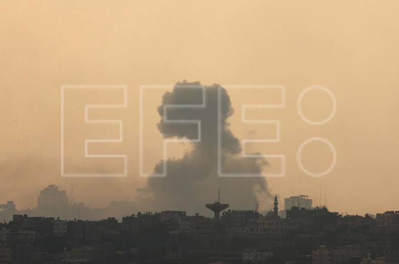 Una columna de humo tras un ataque aéreo en el norte de la Franja de Gaza, visto desde Sderot, sur de Israel.