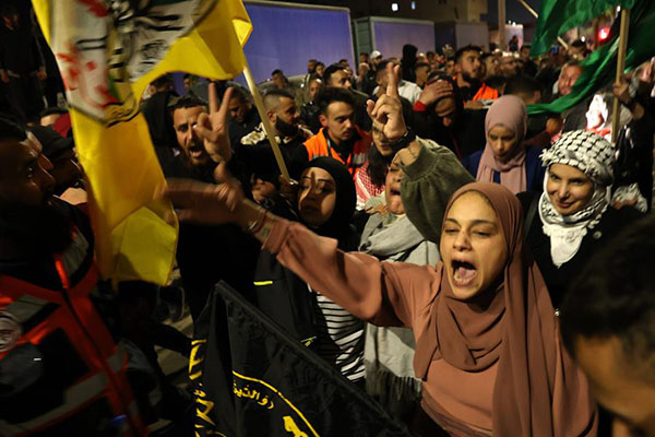 Los prisioneros palestinos libres recientemente celebran con la multitud que los esperaba, después de salir de la prisión militar Isareli Ofer, en la ciudad de Beitonia, cerca de Ramallah, Cisjordania.
