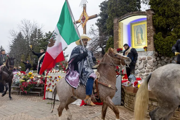 Los vaqueros rindieron homenaje a la Virgen de Guadalupe. Algunos de ellos llevaban banderas de México y Estados Unidos. | Crédito: Facebook del Santuario de Nuestra Señora de Guadalupe en Chicago.