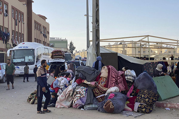 Rafah. En menos de dos meses, Ashraf y su familia se han quedado sin casa tres veces. Con los bombardeos y tanques militares de Israel siempre pisándoles los talones, han tenido que peregrinar de un punto a otro desde el norte de la Franja de Gaza hasta el extremo sur, donde han quedado acorralados cientos de miles de gazatíes en condiciones paupérrimas. Con su mujer y diez hijos a cuestas, Ashraf al Nahal tuvo que abandonar su hogar en el campo de refugiados de Al Shati, en el norte de la Franja, para albergarse en la ciudad de Gaza, el corazón del enclave palestino. (Foto EFE/Anas Baba)