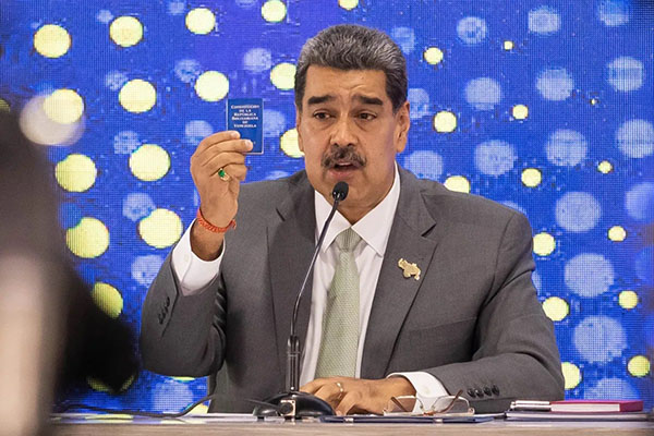 “Acato el mandato del pueblo, el mandato popular es sagrado, la voz del pueblo es la voz de Dios, y ayer se manifestó, 3 de diciembre, y ese es el rumbo que, como jefe de Estado, tomaré en todas mis acciones (…) de aquí en adelante”, dijo Maduro.