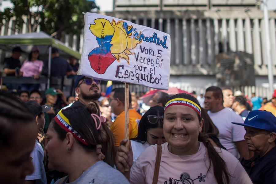 Un grupo de personas se manifiestan en apoyo al referéndum por El Esequibo,  en Caracas, Venezuela. El presidente de Venezuela, Nicolás Maduro, aseguró que su país ha dado "los primeros pasos" para "recuperar" el Esequibo, un territorio de casi 160.000 kilómetros cuadrados en disputa con Guyana, luego del referendo no vinculante del domingo sobre esta controversia, marcado por la baja participación.. (Foto EFE/ Miguel Gutierrez)