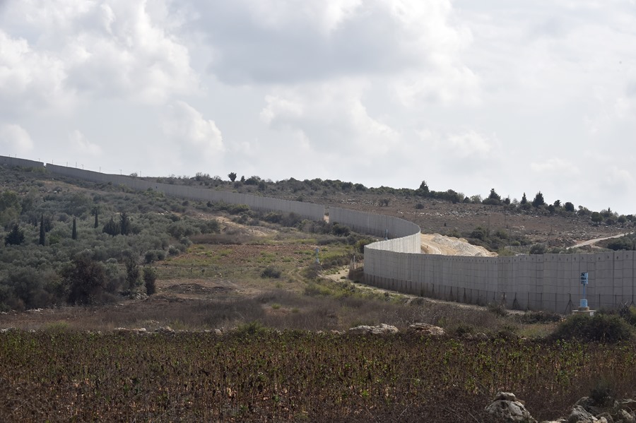 En menos de dos meses, el estallido de violencia entre las partes obligó a más de 55.000 personas a abandonar sus hogares en el sur del Líbano. En la gráfica, vista del muro que separa la frontera entre Israel y El Líbano desde la aldea de Dhayra, en el sur de este país. (Foto EFE/EPA/Wael Hamzeh)