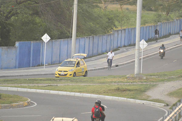 Otro caso de trasteo en un taxi ‘zapatico’ por la Troncal del Caribe. En la imagen se ve abierta la puerta del baúl cuando acarrean elementos que sobrepasan el tamaño del vehículo.