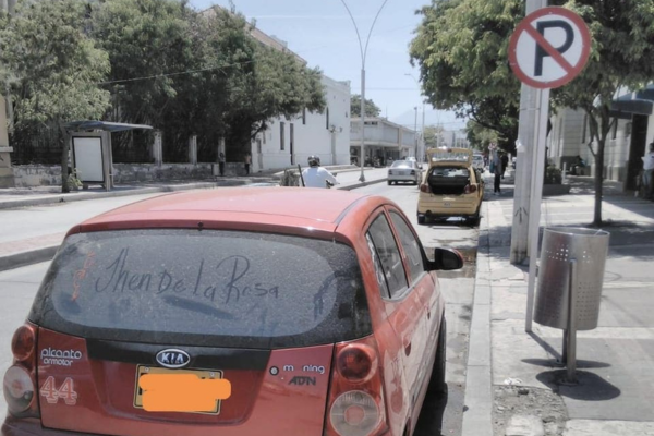 En este caso la vía si cuenta con letreros de ‘prohibido parquear’ en todas las cuadras del tramo mencionado, sin embargo, dicha señal es ignorada, en la mayoría de los casos por conductores de taxis y vehículos particulares. Sin mencionar a los comerciantes ambulantes que con sus carretillas se movilizan por esta vía del Centro Histórico. 