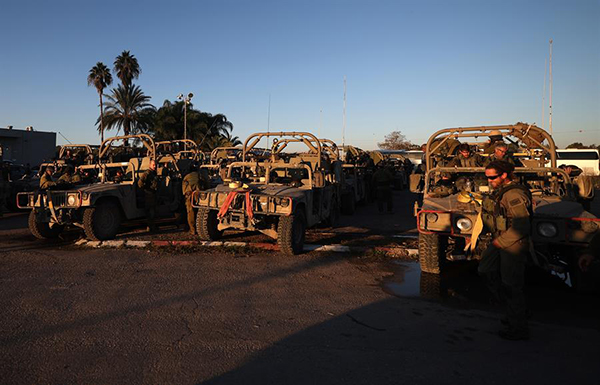 Soldados israelíes con vehículos militares en una posición de concentración en un lugar no revelado cerca de la frontera con Gaza, en el sur de Israel.