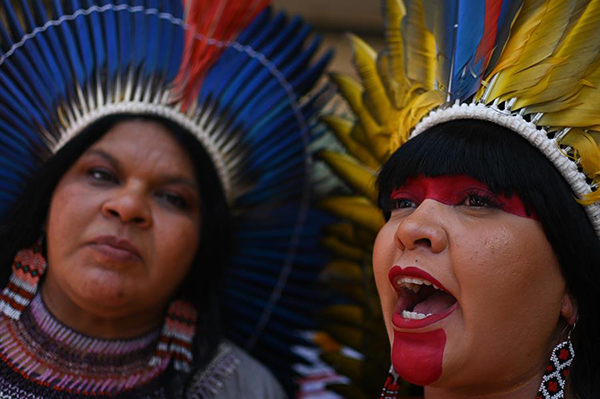 Indígenas brasileños participan en el Festival Brasil es Tierra Indígena en el Museo Nacional de la República en Brasilia.