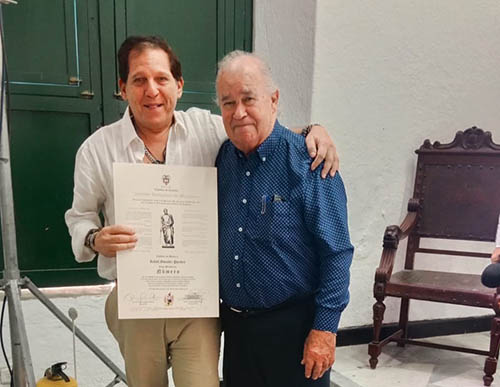 Rafael González Paredes, recibiendo el diploma como integrante de la Sociedad Bolivariana del Magdalena.