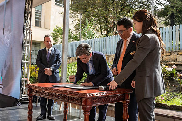 La alcaldesa de Bogotá, Claudia López; y Mr. Weidong Yin, presidente de Sinovac Group, luego de firmar el acuerdo de ‘BogotaBio’, primera fábrica de vacunas del país.