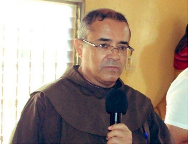 Sacerdote Juan Francisco Solís Melgar afectado por la determinación de la dictadura de Daniel Ortega. Foto 100% Noticias 