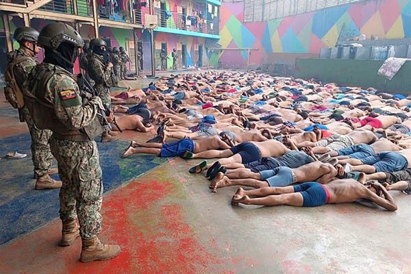 Fotografía cedida por las Fuerzas Armadas de Ecuador muestra la intervención en la cárcel Regional del Litoral, en Guayaquil. Fotografía cedida por las Fuerzas Armadas de Ecuador muestra la intervención en la cárcel Regional del Litoral, en Guayaquil.