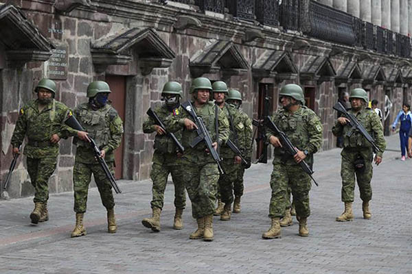 Soldados ecuatorianos patrullan por una calle luego que el presidente Daniel Noboa decretara el estado de excepción debido a los hechos de violencia en el país.