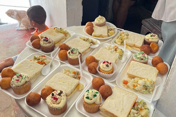 En la imagen la comida servida a los pequeños de parte de la fundación Pepe Vives de Andreis durante la epoca navideña
