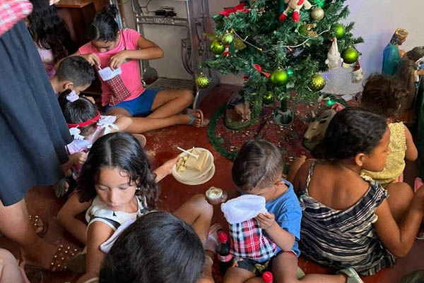 Niños beneficiados con las actividades programadas por la fundación Pepe Vives de Andreis, cuyo objetivo de brindar un grato momento de felicidad a niños residentes del sector de los Fundadores logro su cometido.