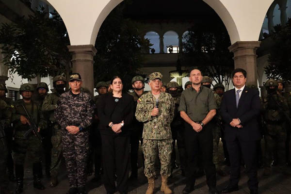 Daniel Noboa presidente ecuatoriano junto a altos mandos militares y civiles   durante la crisis de seguridad que vive el vecino pais.