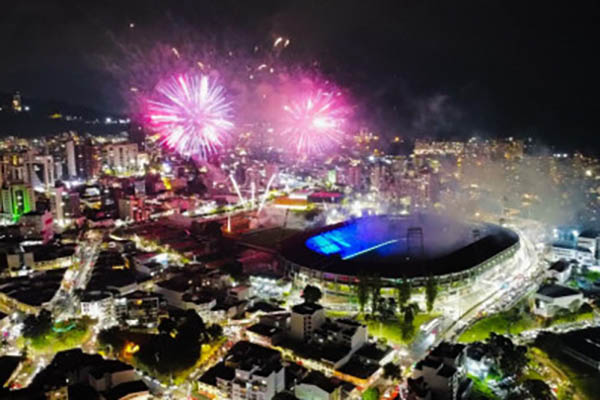 La Feria de Manizales, conocida por su rica tradición y eventos memorables, suma a su repertorio una noche deslumbrante que combina la majestuosidad de la pirotecnia con la modernidad de los drones.