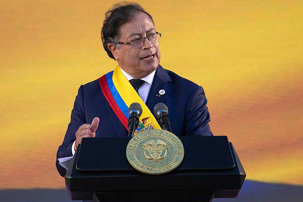 Gustavo Petro, al liderar la delegación colombiana en Davos, busca posicionarse como un defensor de la sostenibilidad y la lucha contra el cambio climático.