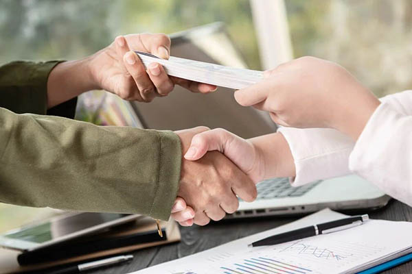 Empresas públicas, privadas y entidades descentralizadas  pueden acceder a la línea a través de crédito de redescuen- to, mientras que departamentos, municipios y distritos tienen  la posibilidad de ser sujetos de crédito directo con Findeter.