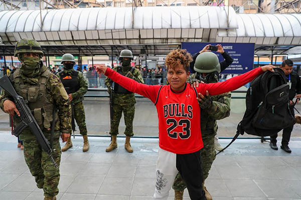 El gobierno ecuatoriano atribuyó esta violencia a “grupos terroristas” e insistió en que espera que la resolución adoptada por la OEA se traduzca en apoyo concreto a su país.