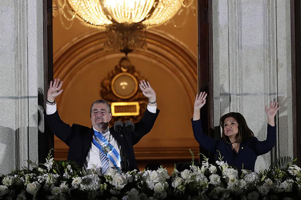 El presidente de Guatemala, Bernardo Arévalo de León y la vicepresidenta Karin Herrera saludan desde el Palacio de Gobierno en Ciudad de Guatemala.