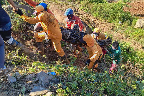 Más de 200 personas entre bomberos, rescatistas, militares e indígenas trabajaban contra el tiempo, mientras familiares de los desaparecidos aguardan noticias en los alrededores.
