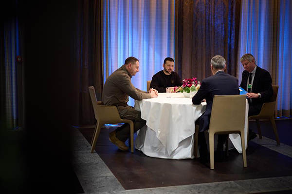 El presidente ucraniano,  Volodímir Zelenski y el jefe de su Gabinete, Andriy Yermak, se reúnen con el secretario general de la OTAN, Jens Stoltenberg.
