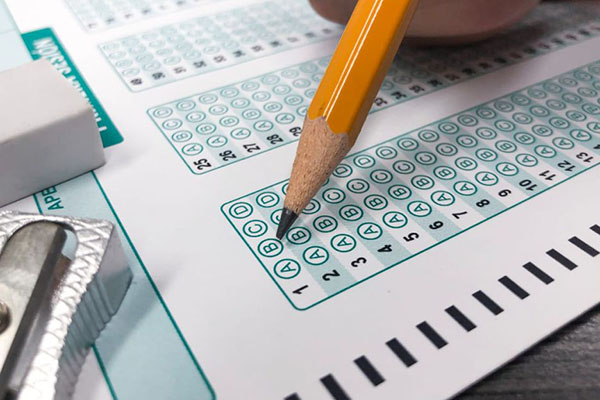  La relevancia de la educación pertinente y continua se destaca como esencial para lograr un rendimiento académico superior