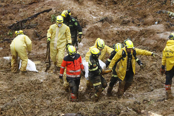 En medio de la devastación provocada por el derrumbe en El Carmen de Atrato, Chocó, que ha cobrado la vida de 39 personas, Deiner Alexánder Córdoba emerge como un testimonio viviente de la tragedia.