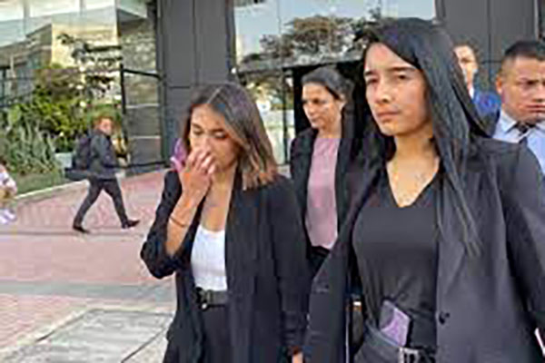 Momento en el que Laura Sarabia salía de la Fiscalía en donde estuvo en audiencia por chuzadas ilegales. Foto Revista Semana