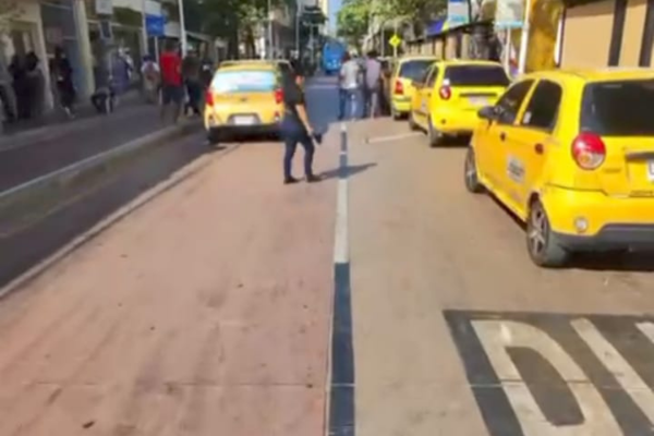Taxis ocupan el carril asignado a los buses