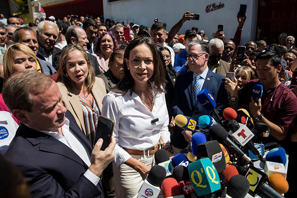 La líder opositora venezolana, María Corina Machado, ofrece hoy declaraciones a la prensa durante un acto de calle, en Caracas.