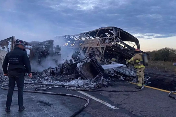 El violento accidente ocurrió en la maxipista Mazatlán-Culiacán. Foto NOTICIAS SIN