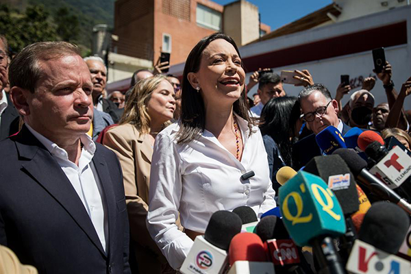 La líder opositora venezolana, María Corina Machado, ofrece hoy declaraciones a la prensa durante un acto de calle, en Caracas. La líder opositora venezolana, María Corina Machado, ofrece hoy declaraciones a la prensa durante un acto de calle, en Caracas.