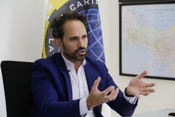 El director regional de Crime Stoppers para el Caribe, Bermuda y América Latina Alejo Campos habla durante una entrevista con EFE