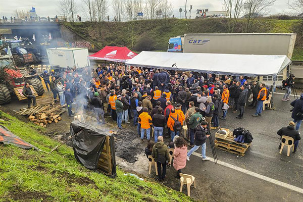 Los agricultores llevan ya diez días participando en las manifestaciones y bloqueos en protesta por sus condiciones de vida.