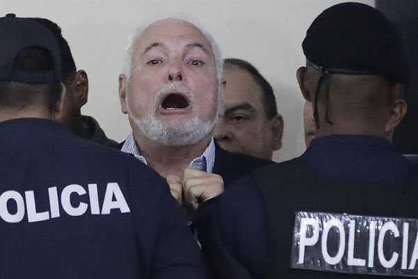 Fotografía muestra al expresidente de Panamá Ricardo Martinelli mientras vocifera durante un receso de una audiencia en la Ciudad de Panamá.