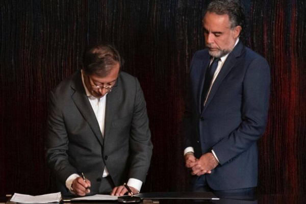 Para el cargo que ahora ocupa Benedetti, se han asignado 27.684.000 pesos, además de una prima especial autorizada de aproximadamente $22.000.000, lo que significa que el exembajador de Colombia en Venezuela recibirá una mensualidad de más de $49.000.000.