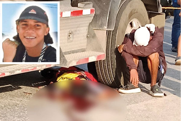 El cuerpo sin vida de Miguel David quedó debajo de una de las llantas traseras del vehículo de carga.