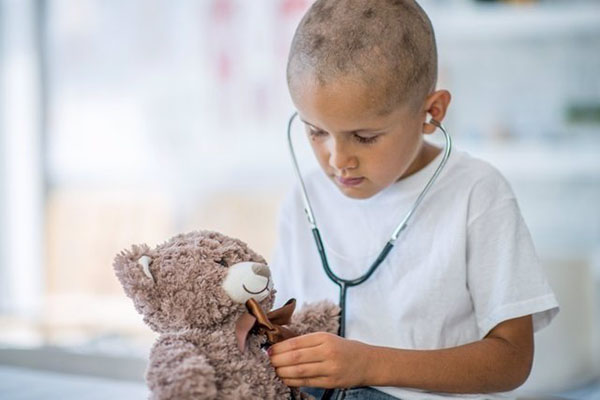 En los países de ingresos bajos, las defunciones por cáncer infantil a menudo se atribuyen a la falta de diagnóstico oportuno, diagnósticos incorrectos, dificultades para acceder a la atención sanitaria, abandono del tratamiento, toxicidad y recidivas.