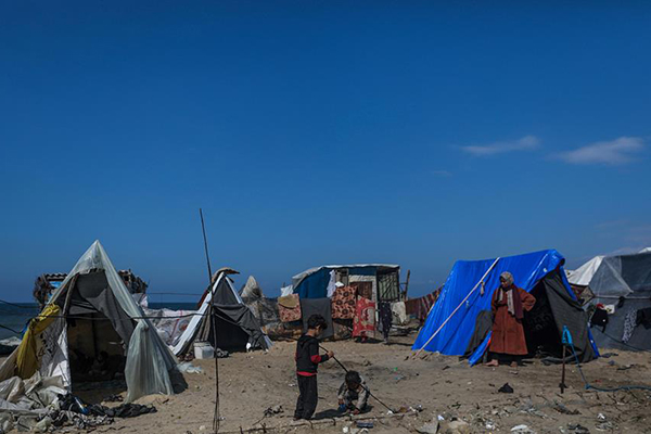 Palestinos que huyeron del norte de la Franja de Gaza y de la ciudad de Rafah se encuentran afuera de sus refugios junto a la playa de Deir Al Balah, en el sur de la Franja.